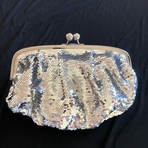 SHIMMERING SILVER SEQUIN CLUTCH.